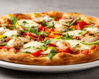 Pizza artesanal con ingredientes frescos iluminada para una fotografía profesional de menú
